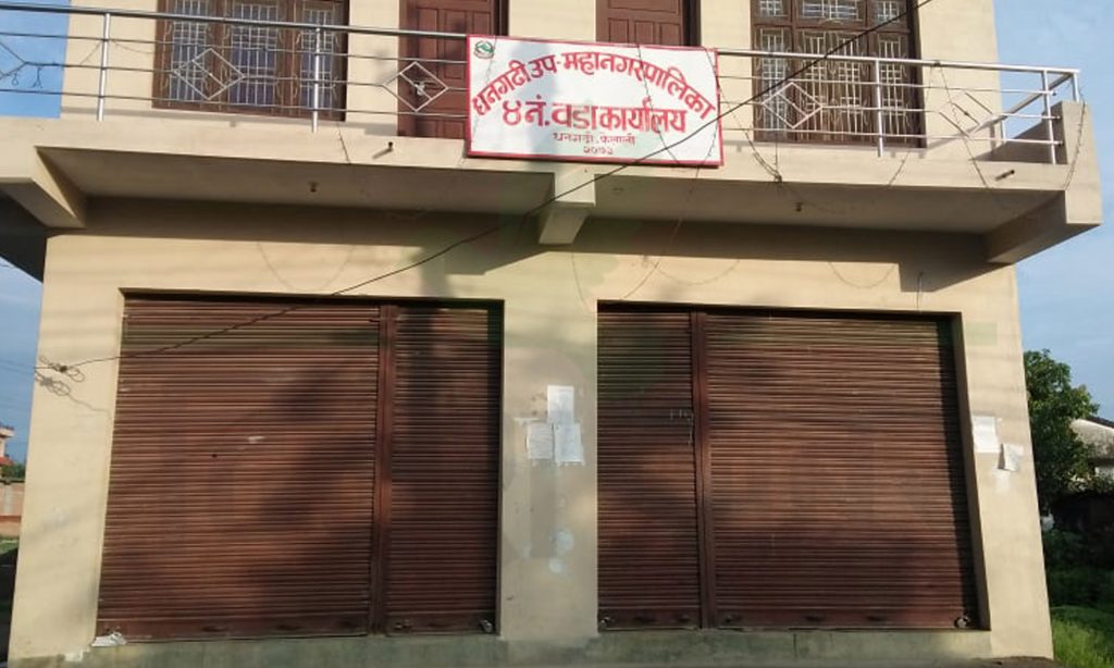 सुदुरपश्चिमका ९८ स्थानीय तहका कार्यालयहरुमा ने.क.पा.द्वारा तालाबन्दी, १३ कार्यालयको ताला प्रहरीले तोड्यो