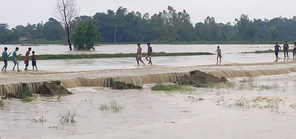 नेपाललाई प्राकृतिक रुपमा न्याय : नेपालतर्फ डुबान हुने गरी हेपाह भारतले बनाएको बाँध भत्कियो, भारततिर खैलाबैला