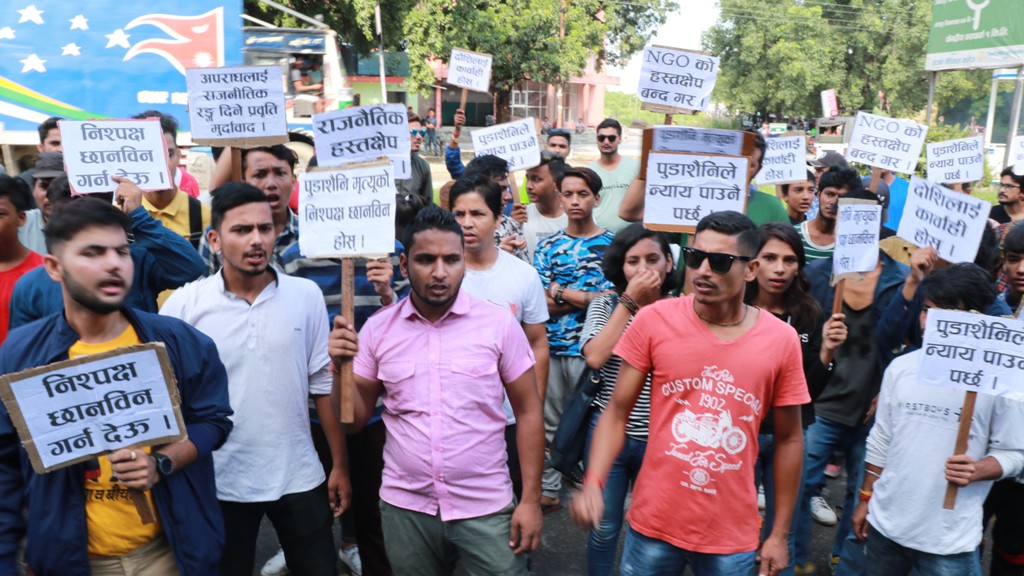 छानबिनमा अबरोध नगर्न भन्दै युवाहरुको प्रदर्शन, रवि लामिछानेका समर्थकहरुद्वारा प्रहरीको गाडी तोडफोड, चार राउण्ड अश्रु ग्याँस प्रहार