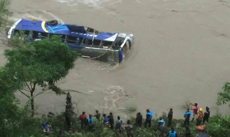 एकाबिहानै त्रिशुलीमा बस खस्दा चार यात्रुको मृत्यु