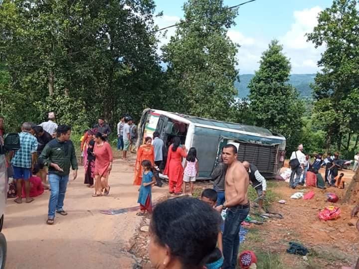 त्रिसुलीडाँडामा बस दुर्घटना हुँदा दशैंका लागि सामान किन्न बजार झरेका २५ जना घाइते
