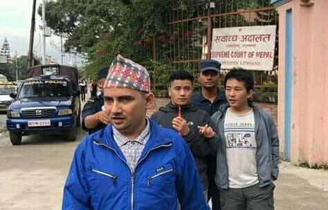 ने.क.पा. कास्कीका तात्कालीन सेक्रेटरी आक्रोश लगायत तीन नेता अदालतको आदेश लत्याउदै सर्बोच्च गेटबाट फेरी गिरफ्तार