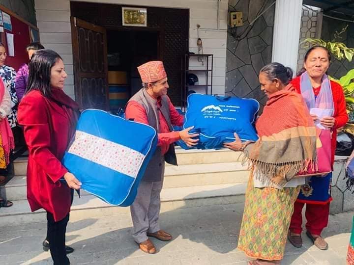 उपचुनावलाई प्रभाव पार्न कहीं कम्बल, कहीं पाइप वितरण, शिक्षक पनि सरुवा