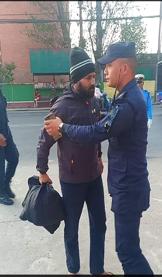 सर्बोच्च अदालतको आदेश लत्याउंदै ने.क.पा. कास्कीका इन्चार्ज रुपेश अदालत गेटबाट फेरी गिरफ्तार, म्याग्दी लगिंदै
