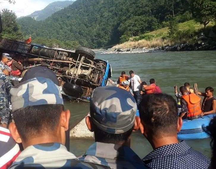 सिन्धुपाल्चोकको सुकुटेमा बस दुर्घटना हुँदा १७ को मृत्यु, ४0 घाइते