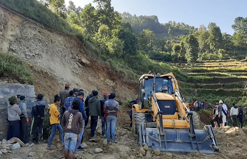 नाली खन्ने क्रममा माटोको ढिस्कोले पुरिएर एकै गाउँका पांच मजदुरको मृत्यु
