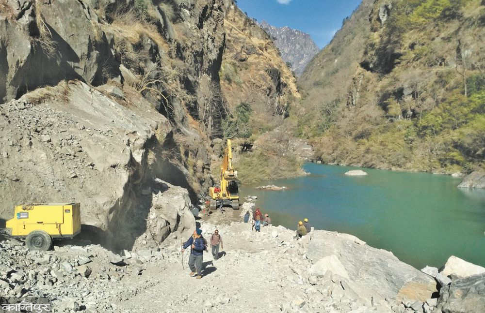 भारतद्वारा अन्तर्राष्ट्रिय सीमा महाकाली नदीमा धमाधम संरचना निर्माण : कटानले नेपाली जमिन भत्कन थाले
