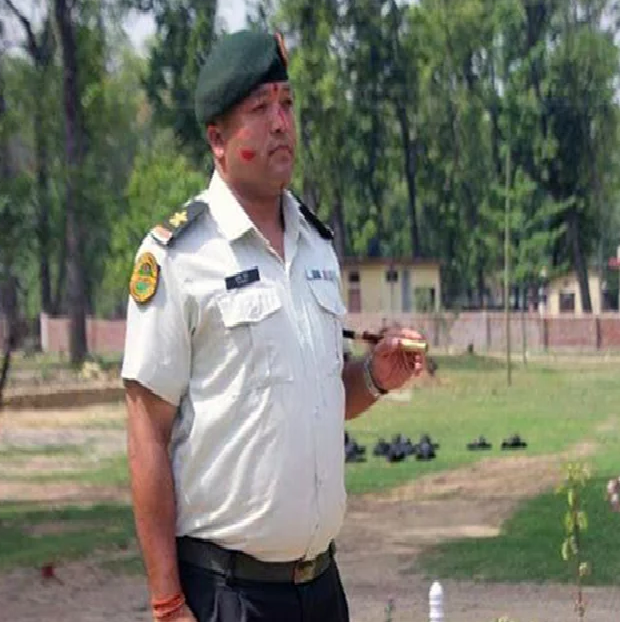 मिशन पठाईदिन्छु भनेर रकम असुल्ने मेजर थापा नेपाली सेनाद्वारा गिरफ्तार