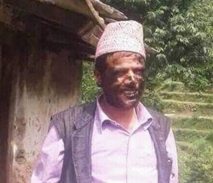 ने.क.पा.का कार्यकर्ताद्वारा साइपाल गाउँपालिकाका कार्यकारी अधिकृत जोशीलाई कालोमोसो दलेर कारवाही