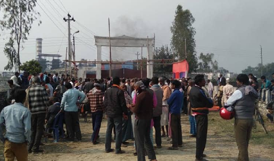 पैसा नदिने चिनी मिलको चिनी बजारमा लैजान नदिन किसानहरुले सडकमा खाल्डो खने