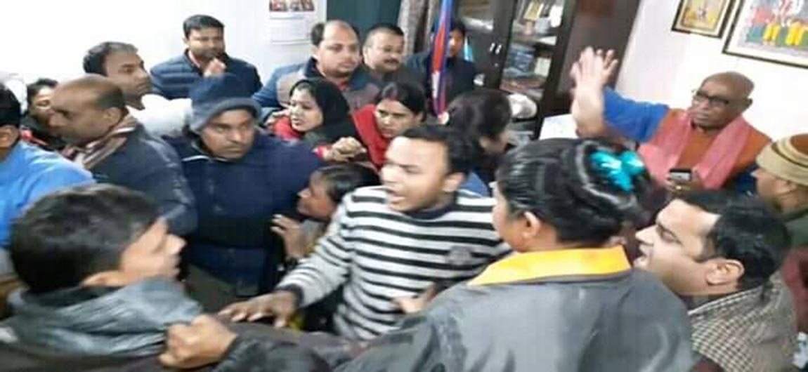 सुचना माग्न गएका पत्रकारमाथि जनकपुरका मेयर साहको कार्यकक्षमा कुटपिट, तीन पत्रकार र तीन महिला कर्मचारी घाइते