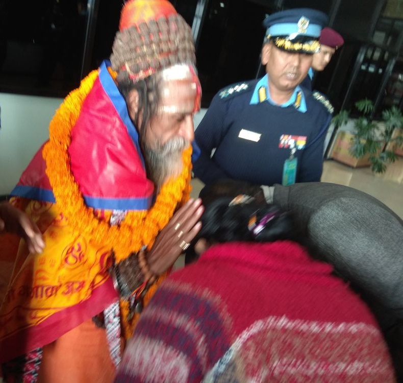 नियम विपरीत, राजतन्त्र फेरी ल्याउनुपर्छ भन्ने कालिदासजी महाराजलाई बिमानस्थलको भिभिआईपी कक्ष