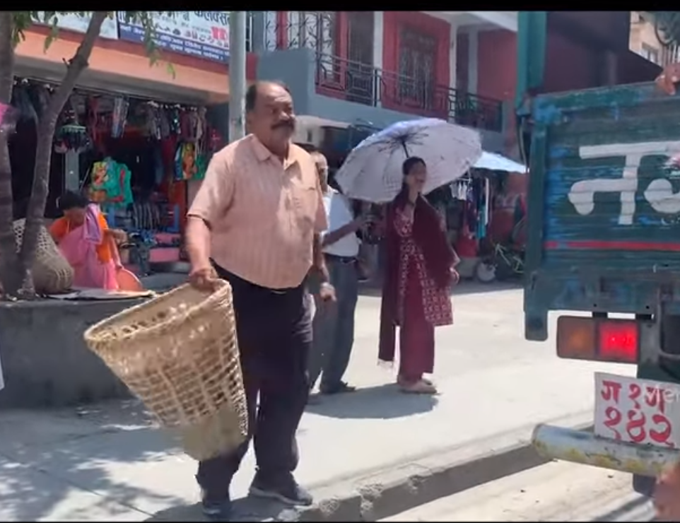 पोशाक लगाउन अटेरी गर्छन, पोखरा महानगरका नगरप्रहरी