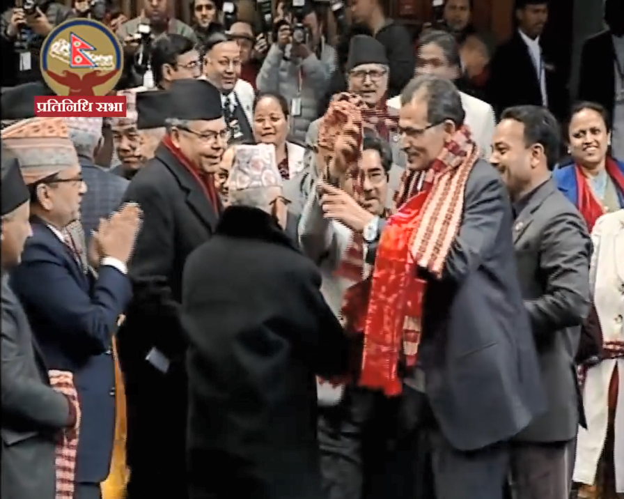 हौसिएका नवनियुक्त सभामुख सापकोटाले अगाडिका बरिष्ठ नेता खनाल र प्रमुख सचेतक गुरुङ पनि देखेनन् (भिडियोसहित)