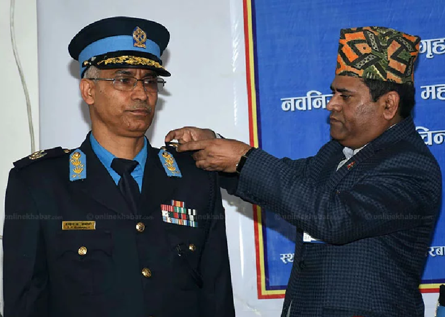 गृह सचिवद्वारा नवनियुक्त प्रहरी महानिरीक्षक ज्ञवालीलाई दर्ज्यानी चिन्ह प्रदान
