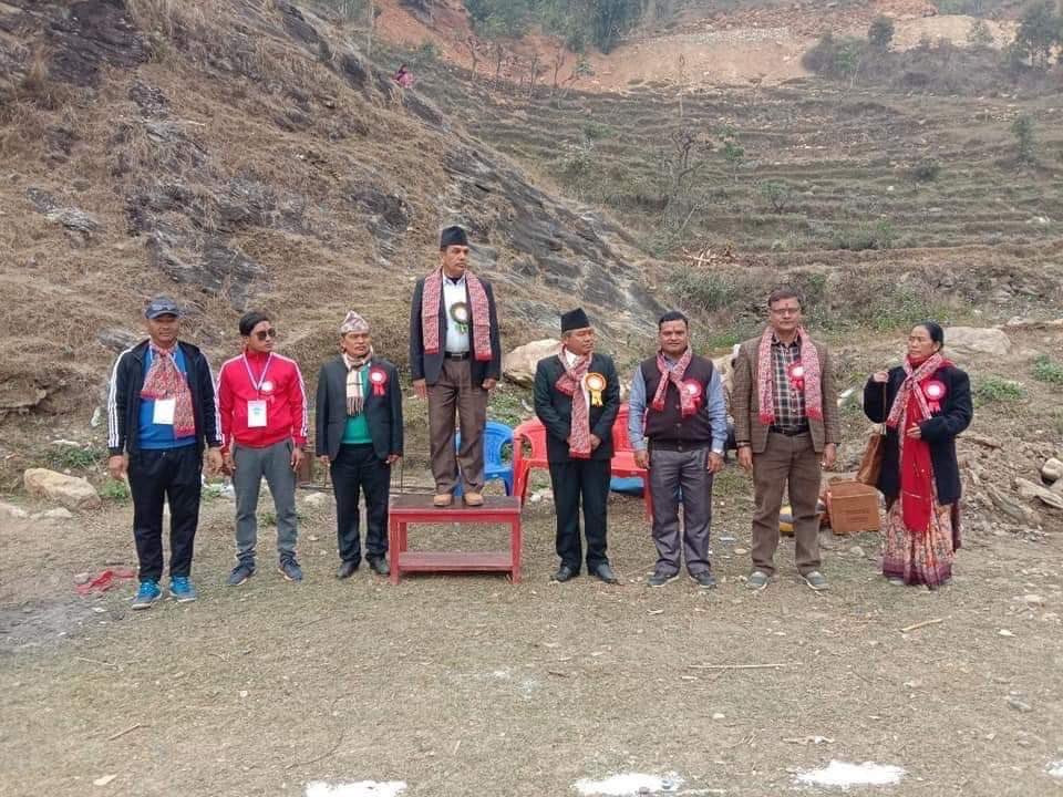 मेयर पौडेल तब टेबुलमा चढेर सलामी ग्रहण गरे