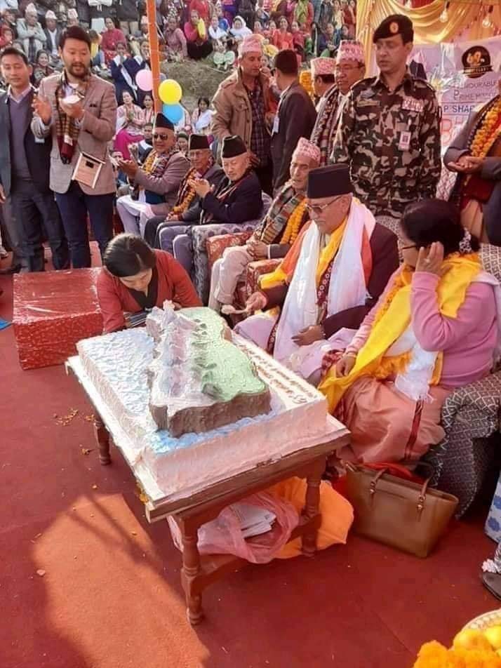 जन्मदिनमा “नेपालको नक्शा अंकित” केक काटिएकोमा प्रम ओलीको चौतर्फी बिरोध, नेपाली रास्ट्रियतामाथि धावा बोलेको टिप्पणी