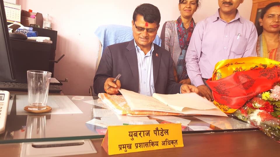 चन्द्रागिरी नगरपालिका प्रमुख प्रशासकीय अधिकृत र सवारी चालक एक लाख घुससहित पक्राउ