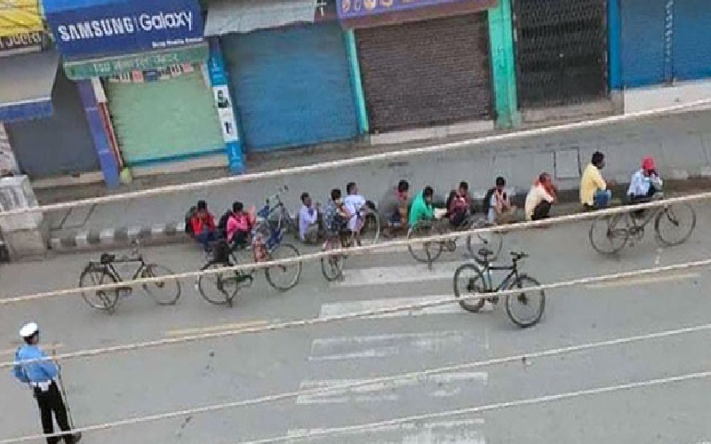 लकडाउनमा साइकल चलाउनेलाई ‘कुखुरा’ बनाएर कारबाही