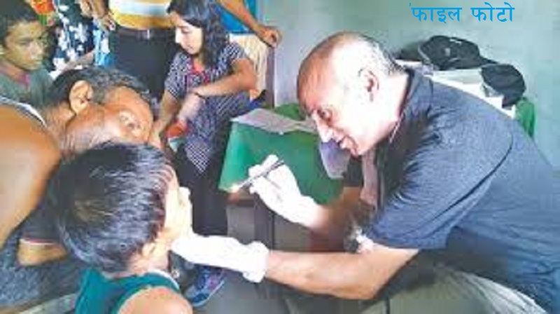 अनसन बाजे प्रा. डा. गोविन्द केसी डडेल्धुरा अस्पतालमा बिरामी जाँच्दै, सरकारी गाडीहरु बिरामी अस्पताल ल्याउनमा प्रयोग गर्न अपिल