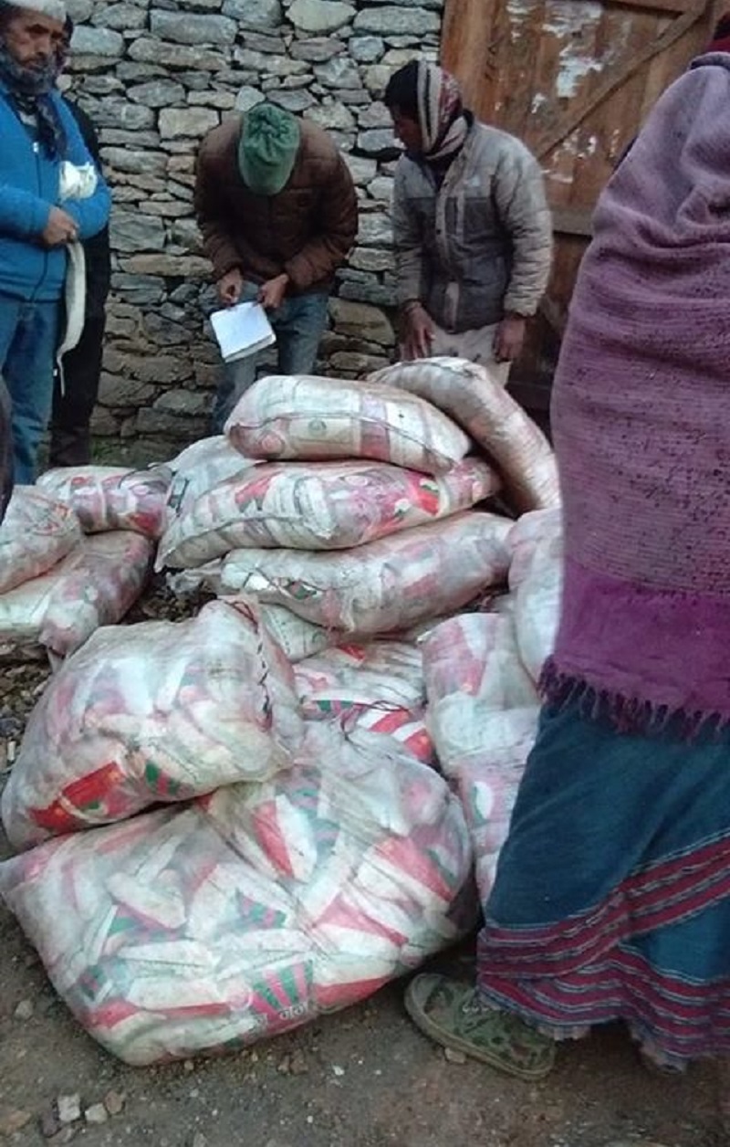 जुम्लामा वितरित राहत प्याकेजमा दुई बर्ष अघि नै म्याद गुज्रिएका आयो नुन, खाने कि  नखाने जनता अन्यौलमा, वितरण रोक्न प्रशासनको आदेश