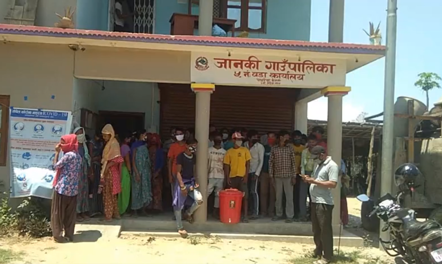 भोकाएका सुकुम्बासीले जानकी – ५ का अध्यक्षलगायत जनप्रतिनिधिलाई दुई घण्टा कार्यालयमा थुने