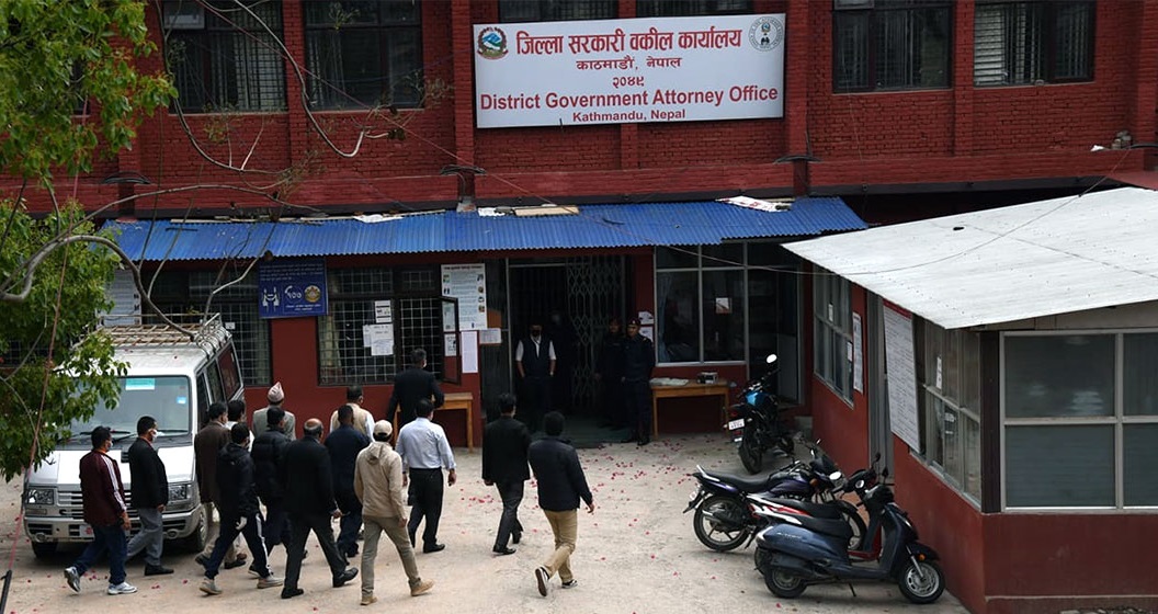 जिल्ला सरकारी वकिल कार्यालय काठमाण्डौले पनि सत्तारुढ नेकपाका दुई साम्सद र पुर्व आईजीपी खनालबिरुद्ध अपहरण मुद्दाको जाहेरी