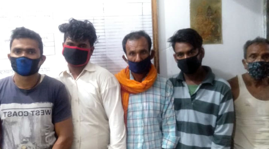 राहत वितरणमा विभेद भएको भन्दै बिरोध गर्ने पांच जना स्थानिय बासिन्दा राहत लुटेको आरोपमा पक्राउ