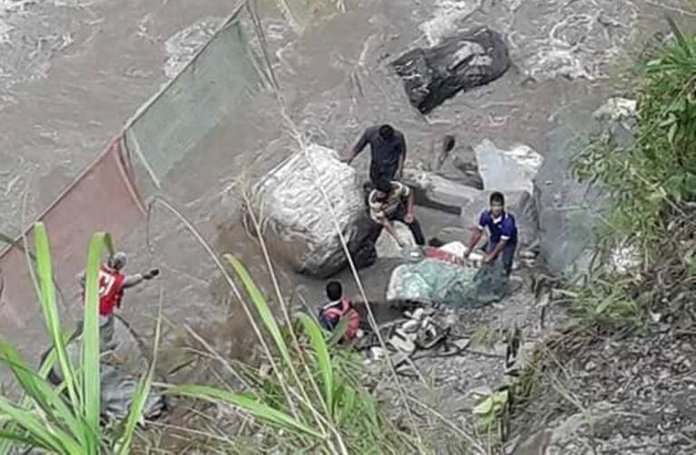 बिरामी लिन आएको एम्बुलेन्स कालिगण्डकी नदीमा खस्दा एम्बुलेन्स चालक बेपत्ता