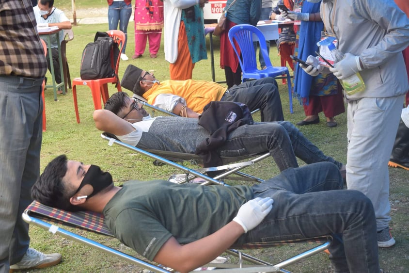 पोखरामा देखिएको रगत अभाव पुरा गर्ने प्रयासमा पोखरा २० का सम्पूर्ण क्लब एकजुट, एकसय ८१ युनिट रगत संकलन (भिडियो सहित)