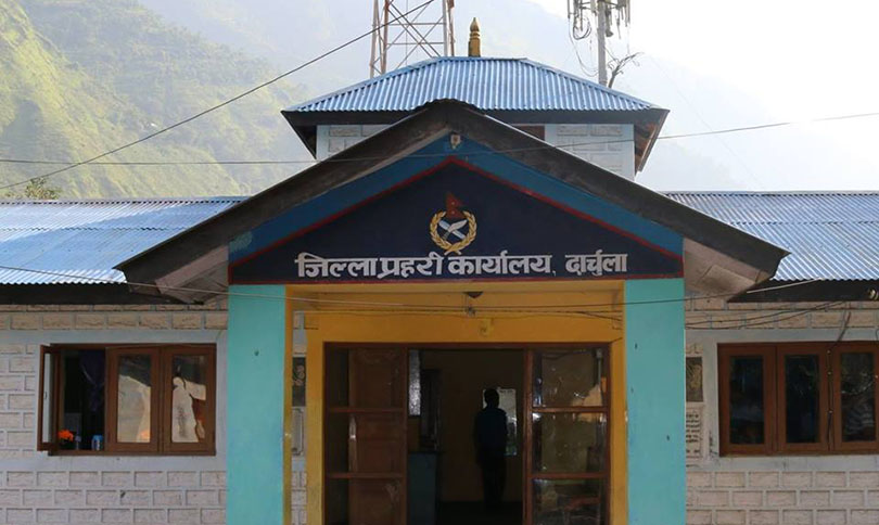 नेपाली झण्डा बोकेर भारतले मिचेको नेपाली भुमि लिपुलेक हिडेका युवा नेपाल प्रहरीद्वारा गिरफ्तार