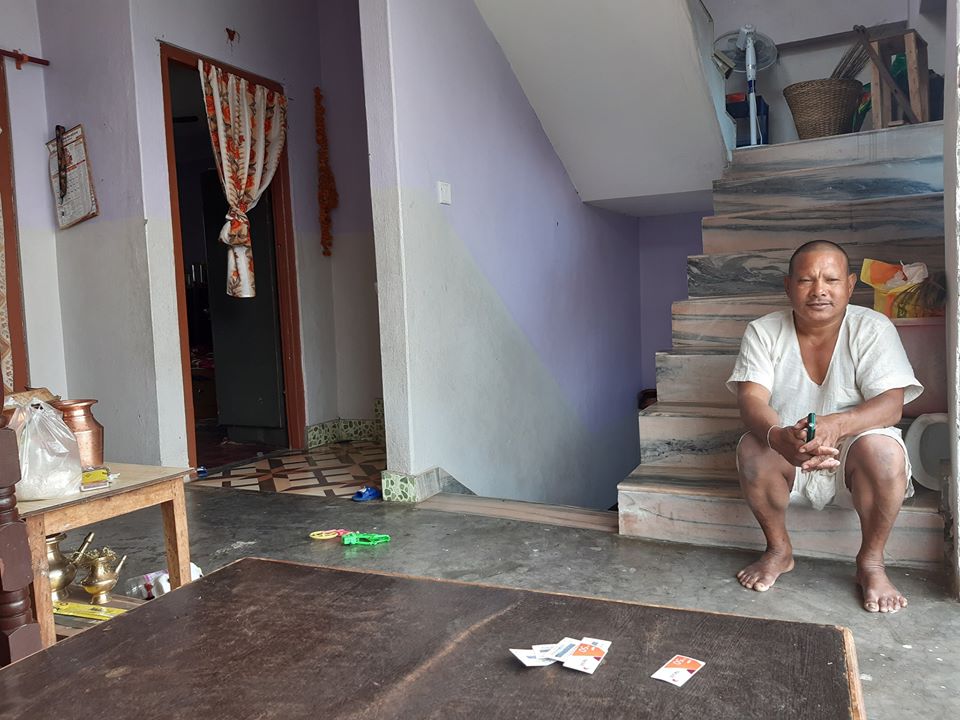 मखनदाई आफ्नै डेराकोठामा आमाको किरिया बस्दै : न जातभातको पीर, न कुनै विभेदको