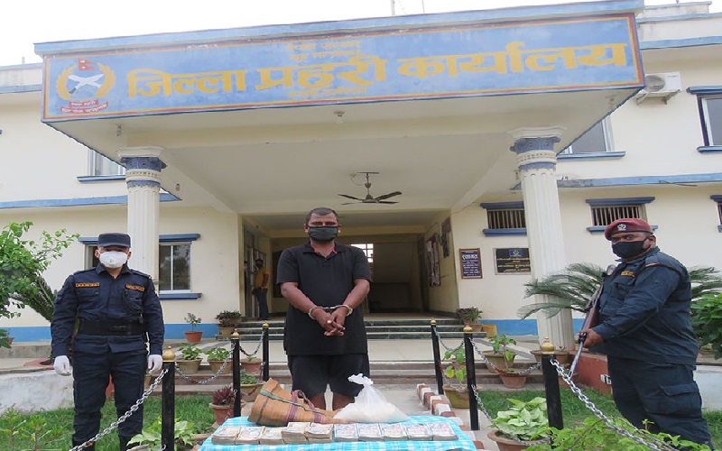 दुई किलो चिनीको पोका बोकेका भारतीय युवाको साथबाट नौलाख भारु बरामद