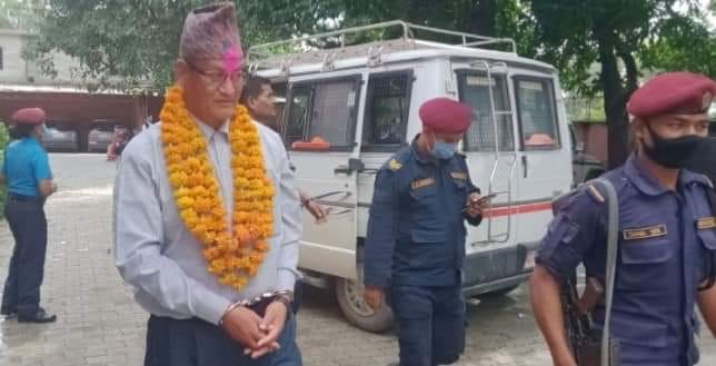 फूलमालासहित स्वागत गरिएका बिप्लवका दाजु वीरजङ्ग अदालतगेटबाटै फेरी गिरफ्तार, काभ्रे लगियो