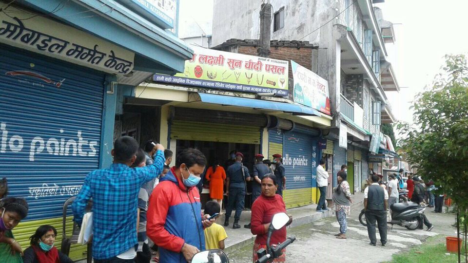 सुनचाँदी पसलमा प्रहरीको छापा, फोटो खिच्ने पत्रकारको फोटो डिलिट