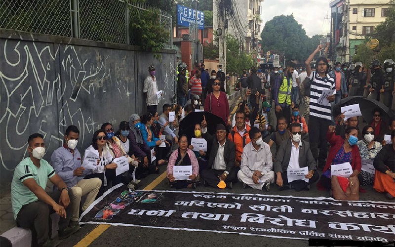 प्रधानमन्त्रीलाई ज्ञापन पत्र बुझाउन गएका सांसदसहितको टोलीमाथि लाठीचार्ज,  सांसदसहित १० जना पक्राउ