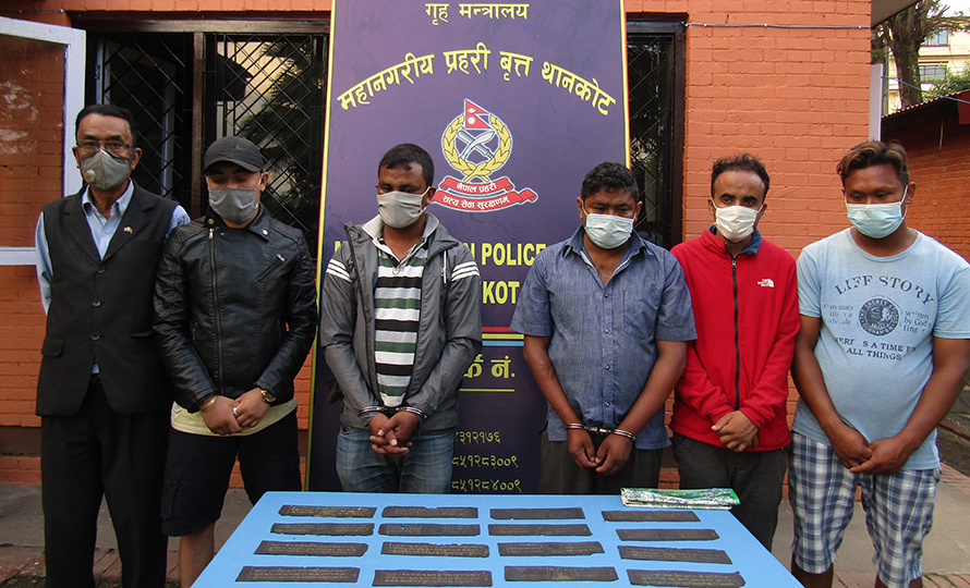 सुनौलो अक्षरमा लेखिएको बौद्ध धर्मग्रन्थ पांच करोडमा बेच्न खोज्ने छजना पक्राउ
