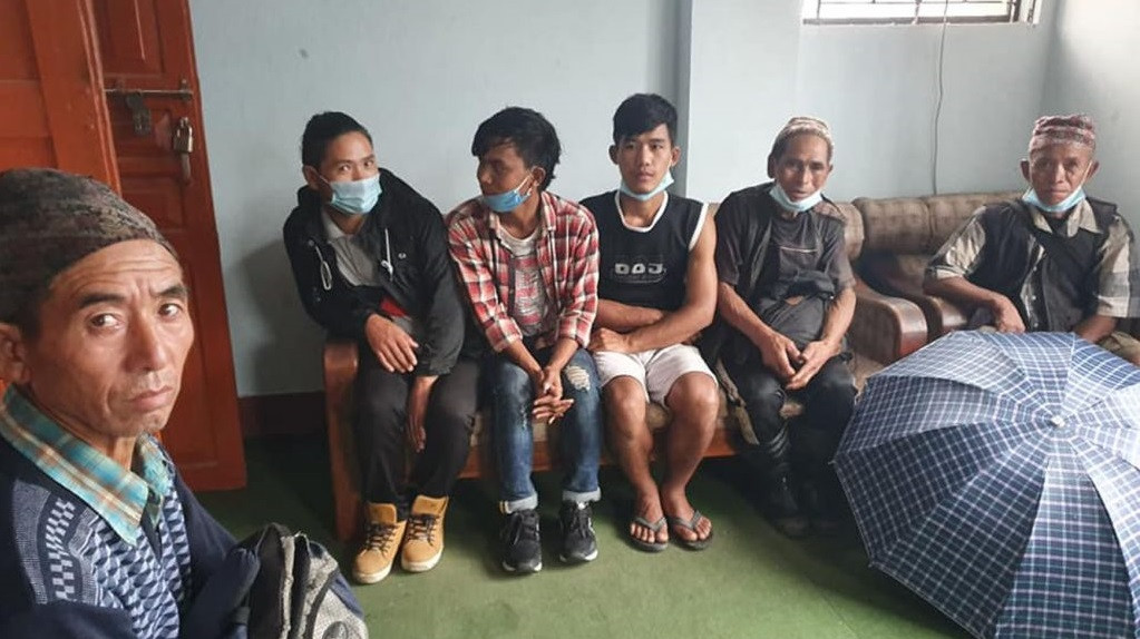 आठ जना भुकम्पपिडितसंग घुस लिदै गर्दा लमजुङबाट दुईजना इन्जिनियर पक्राउ