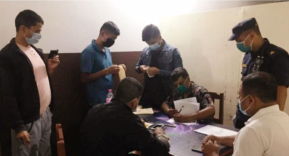 ढोरपाटन नगरपालिकाका ईञ्जिनियर अधिकारी एकलाख घुससहित पोखराबाट रंगेहात समातिए