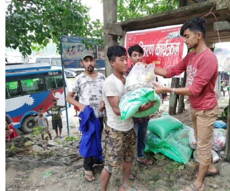 राज्यपिडित कुसुमखोलाका चेपाङहरुलाई बिद्रोही ने.क.पा.द्वारा राहत सामाग्री वितरण