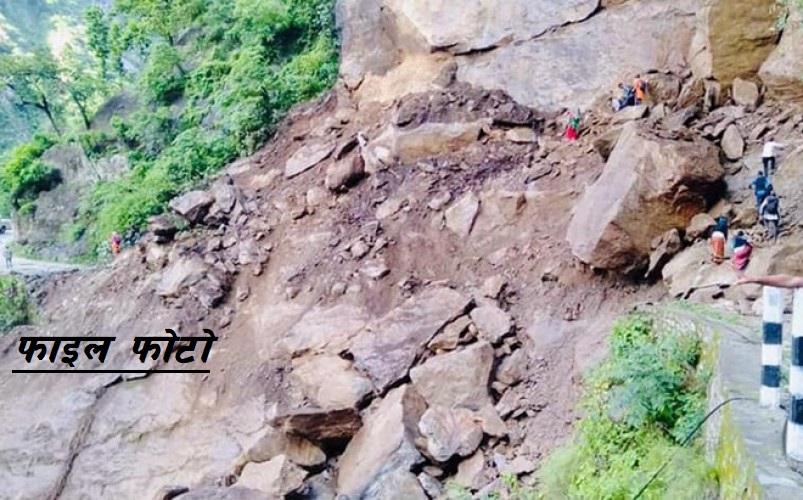 पहिरोले स्काभेटरसहित तीन सवारी साधन पुर्दा दुईजना बेपत्ता