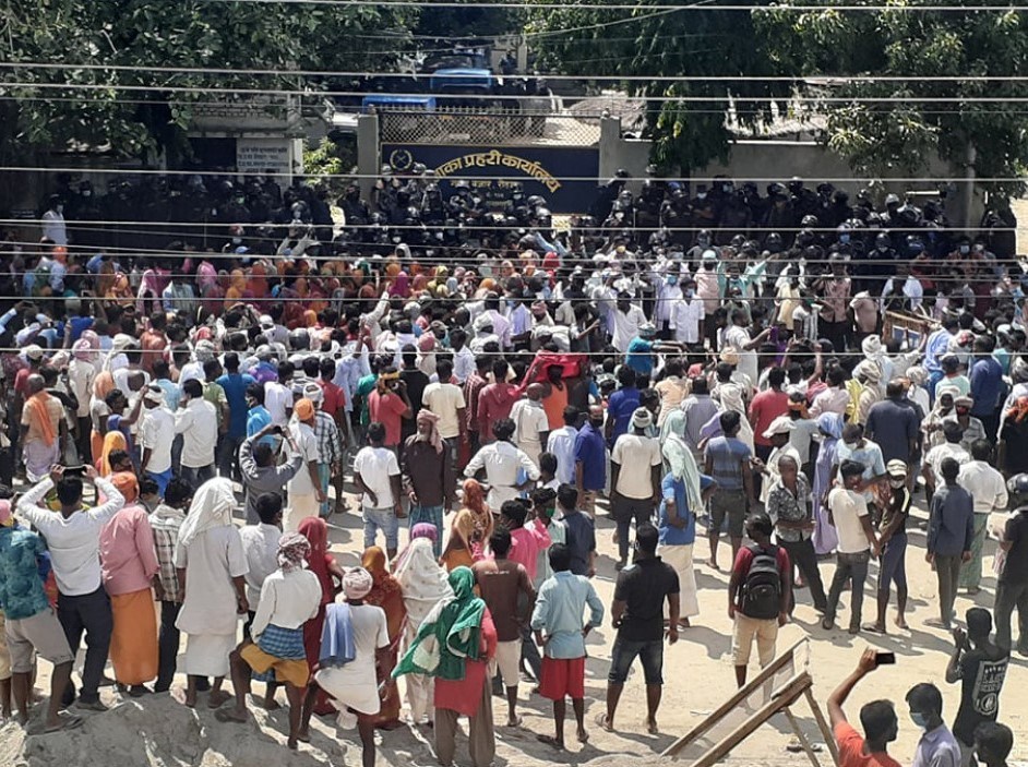 बिजय महरा मृत्यु प्रकरण : पिडित पक्षद्वारा इलाका प्रहरी कार्यालय गरुडा घेराउ