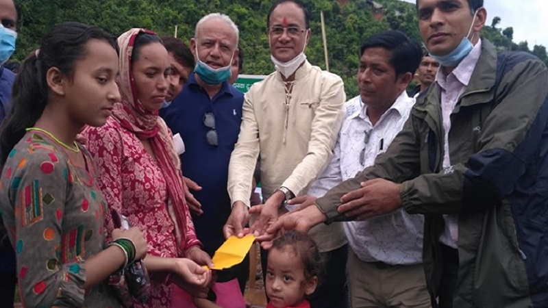 कास्की काँग्रेसका सभापति केसीद्वारा आफ्नो जन्मदिनमा बाढीपहिरो पिडितलाई आर्थिक सहयोग