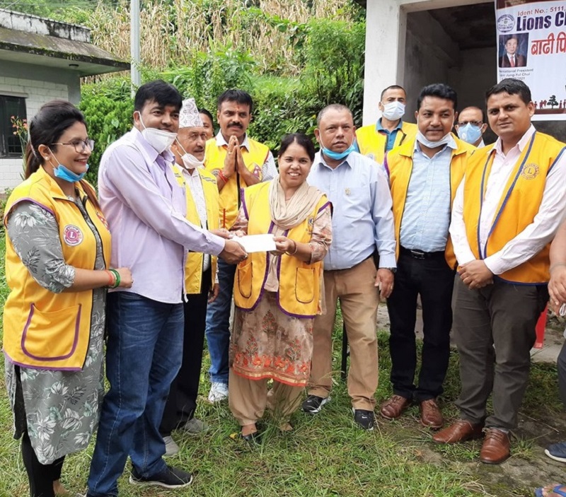सराङ्गकोटका पहिरो पिडितलाई राहत र सहयोग उपलब्ध गराउने क्रम जारी, पिडित दुई बच्चालाई पढाउने प्रतिबद्धता