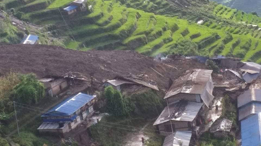 डांडो भास्सिएर सिन्धुपाल्चोकमा गाउँ नै पुर्यो, कालीकोटमा घर पुरिंदा छ बालबालिकाको मृत्यु