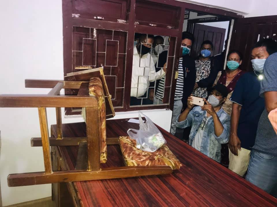 मासिक तलबको माग राखेर पृथ्वीनारायण क्याम्पसका आंशिक शिक्षकहरुद्वारा क्याम्पस प्रमुख कार्यकक्ष तोडफोड र तालाबन्दी