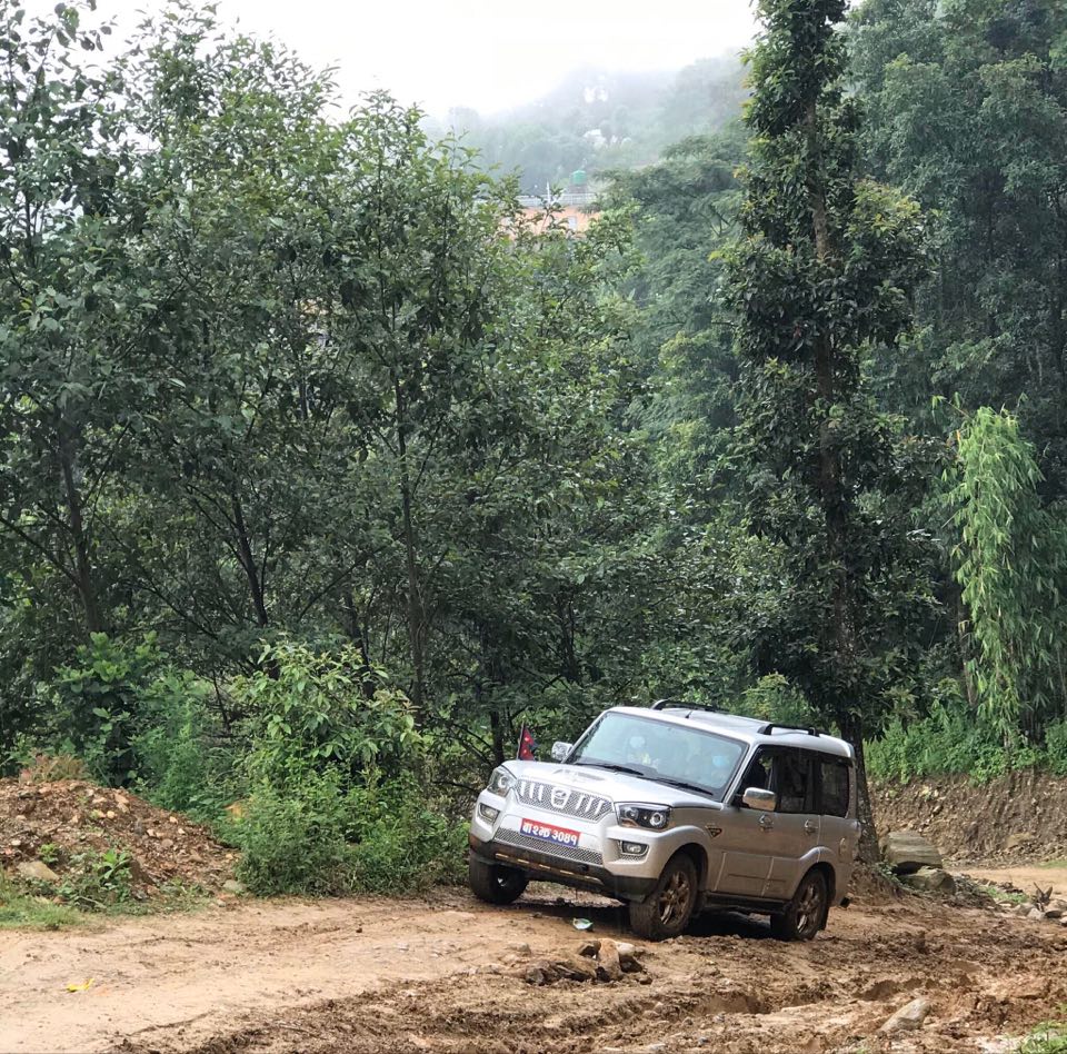 हिलोमा फसेको मन्त्रीको गाडीको फोटो खिच्ने सर्वसाधारणलाई सुरक्षाकर्मीद्वारा दुर्ब्यबहार, फोटो त्स्था भिडियो डिलिट गर्न लगाएको गुनासो