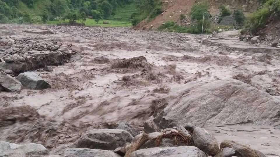 कैलाश खोलाको बाढीले अछामको सैनीबजार बगायो, छ जनाको मृत्यु, १७ जना बेपत्ता