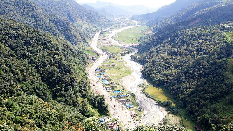 माछापुच्छ्रे गाउँपालिका ७ धम्पुसबाट देखिएको निर्माणाधीन मध्यपहाडी लोकमार्गको सुन्दर दृश्य
