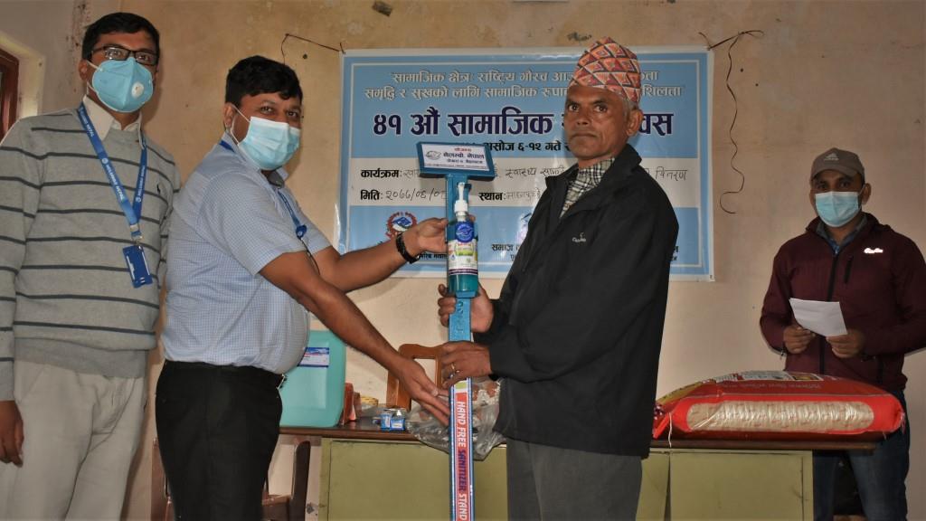 धिताल ६ वडा कार्यालयका लागि नेलम्बोले खुट्टाबाट चलाउने सेनिटाइजर स्ट्याण्ड र सेनिटाइजर सहयोग